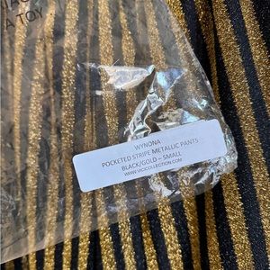 WYNONA
POCKETED STRIPE METALLIC PANTS
BLACK/GOLD - SMALL